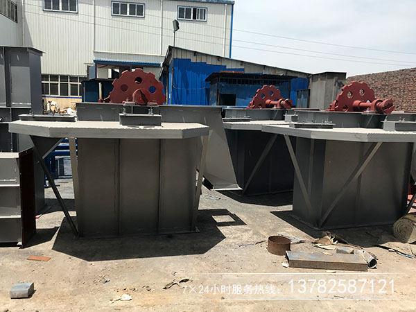 鬥提機選型過大導致鬥不滿，過小堆料