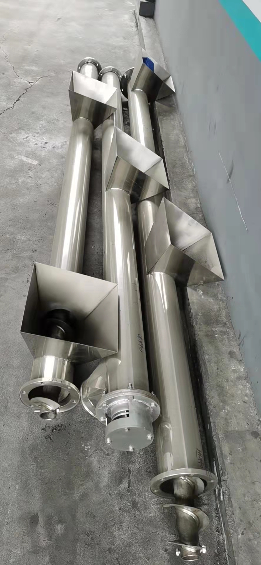 螺旋輸送機的選用和安放布置形式有哪些特點？