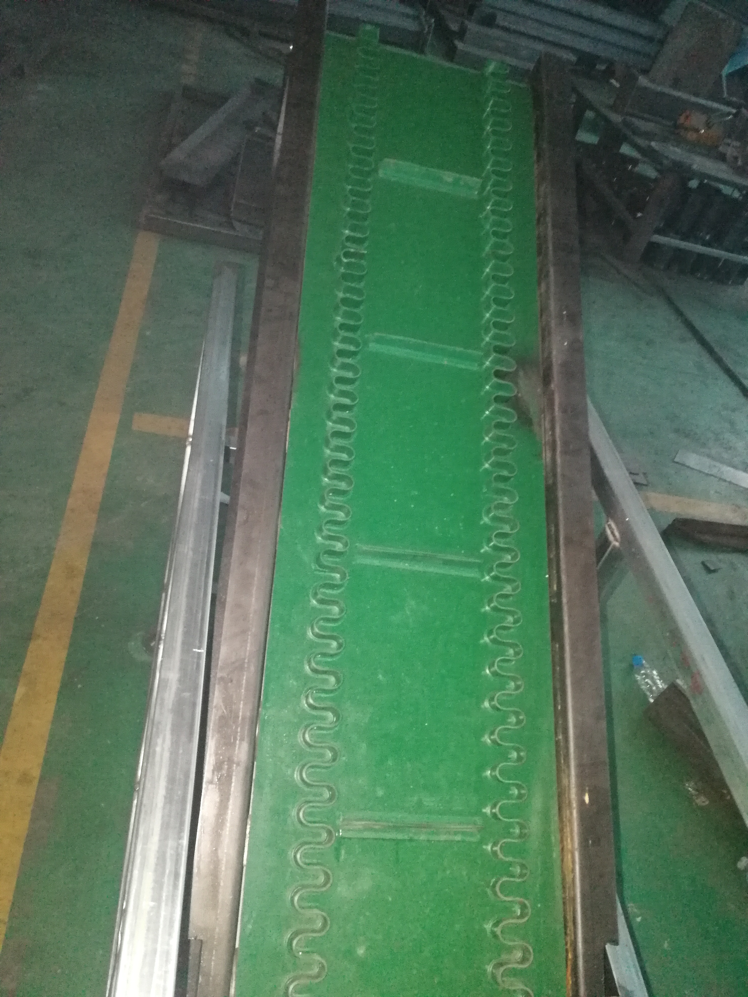 傾角皮帶輸送機分類有哪幾種？它們的工作原理