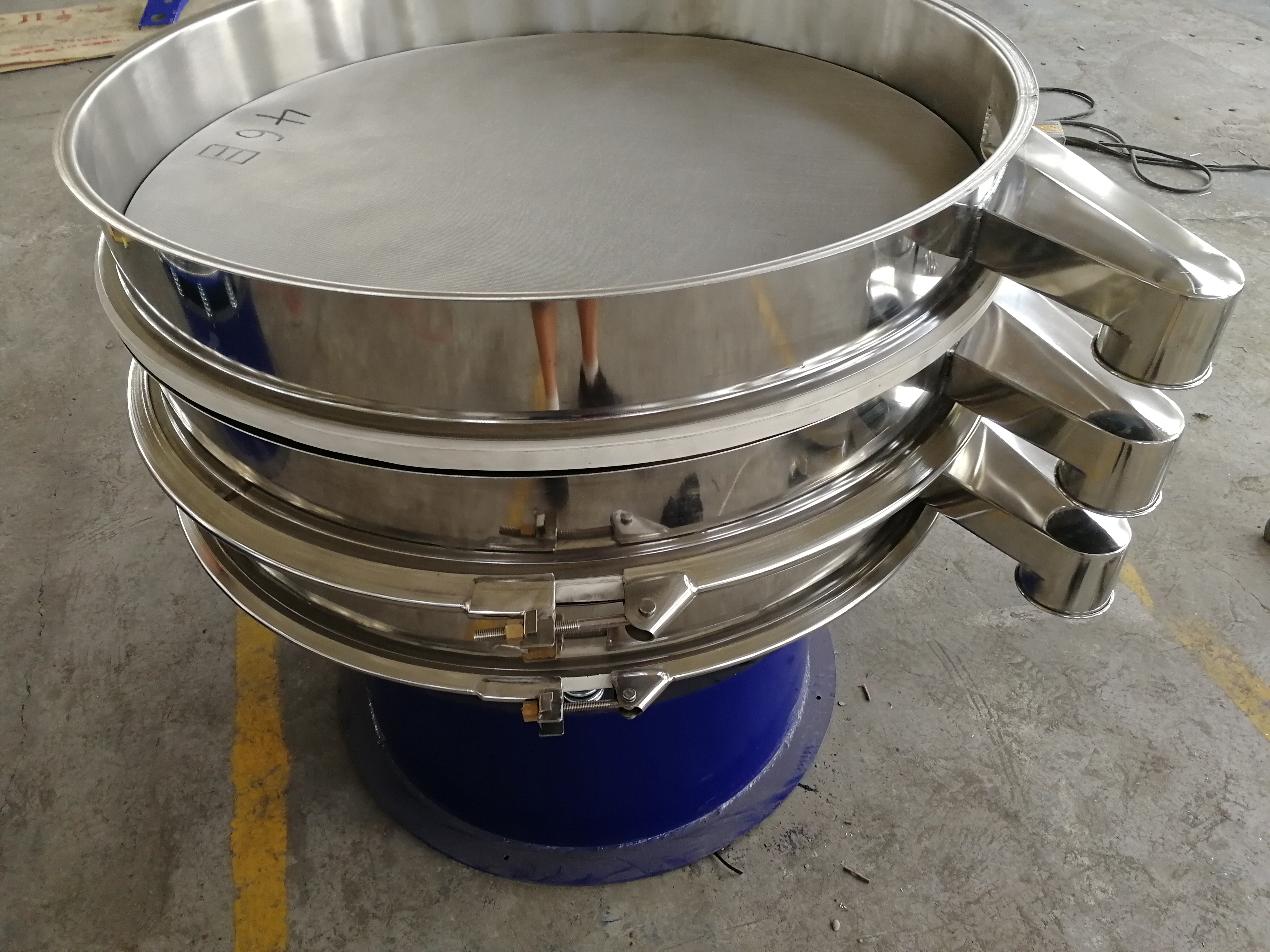 板栗噴水式三次元振動篩優勢特點(板栗裏麵水分大要怎麼處理)